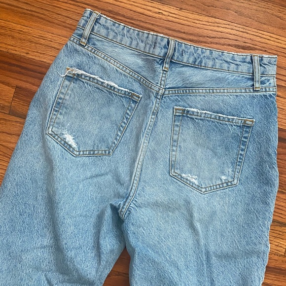 We The Free. Cropped, Lightwash Boyfriend Jeans. Distressed, Casual. Size 29. - Picture 7 of 7